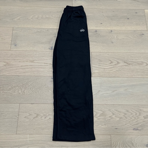 ALO Yoga Unisex Black Quarter-Zip Hoodie and Jogger Set - Picture 9 of 14